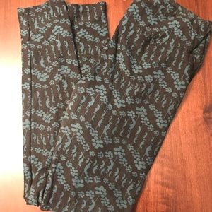 OS Lularoe girl holding balloon leggings